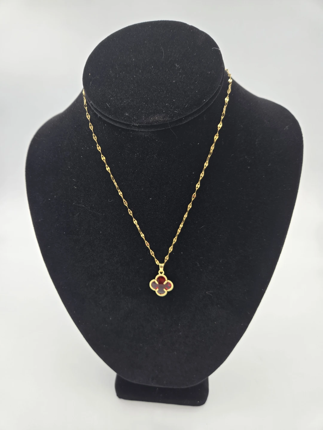 Laminated Gold Clover Necklace with Red stone