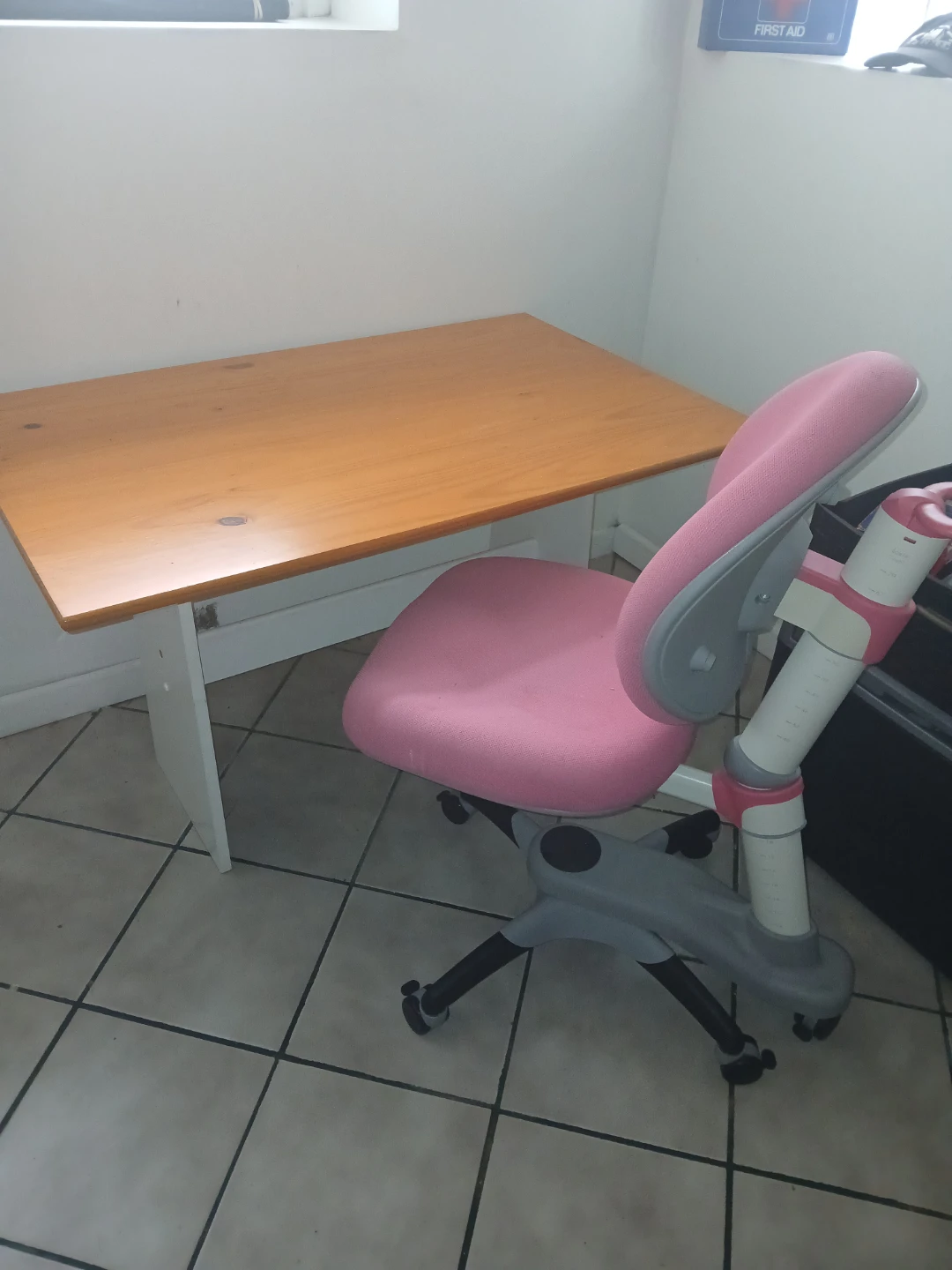 Desk and chear must go no room