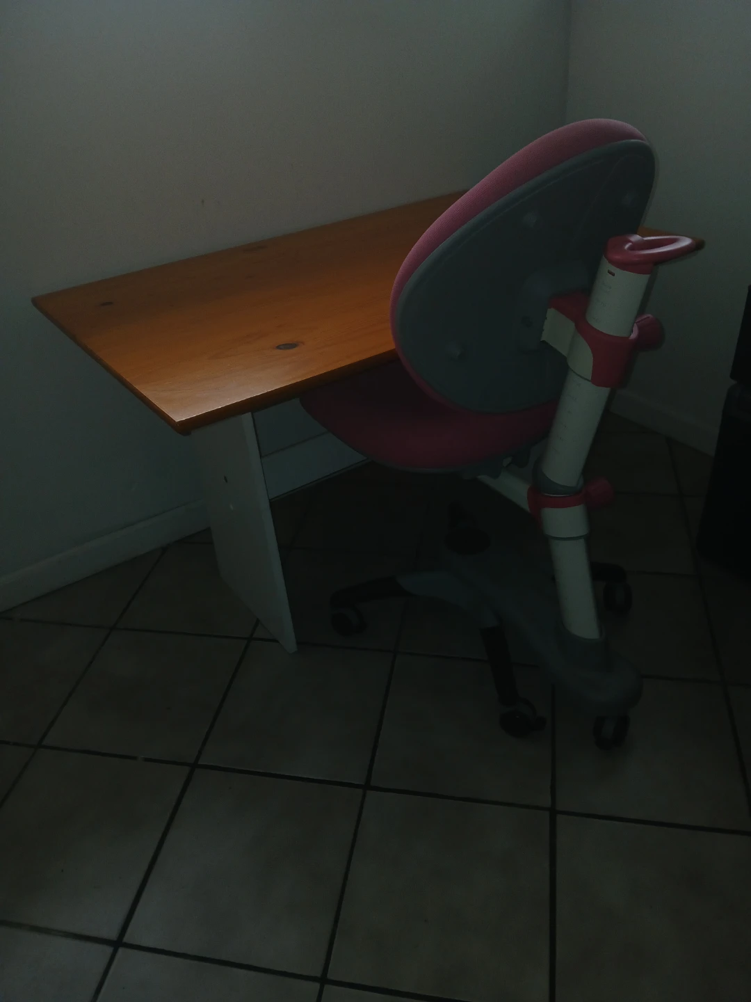 Desk and chear must go no room - photo 2