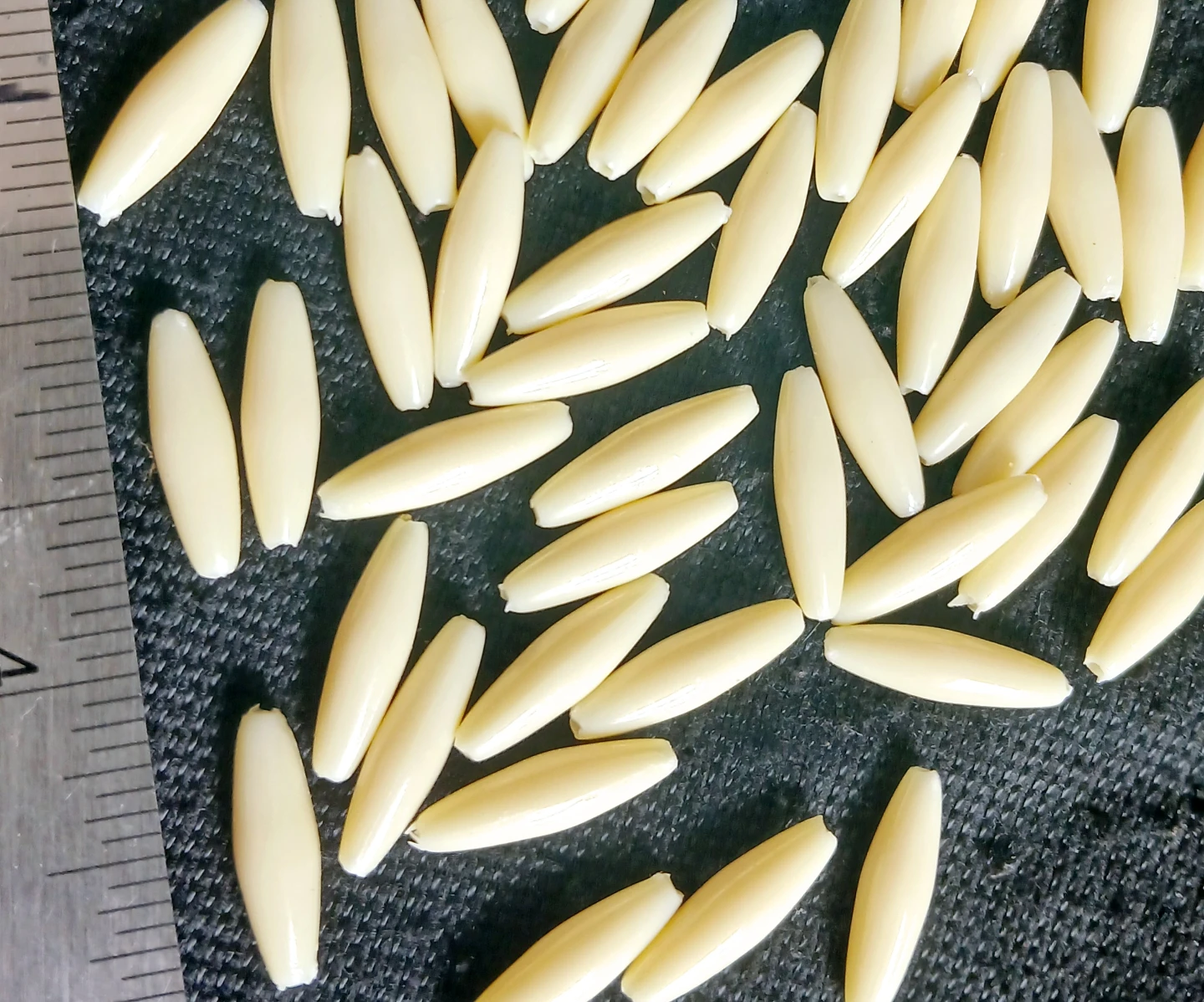 Lot of 50 large Cream (Ivory) Oval plastic Beads - photo 4