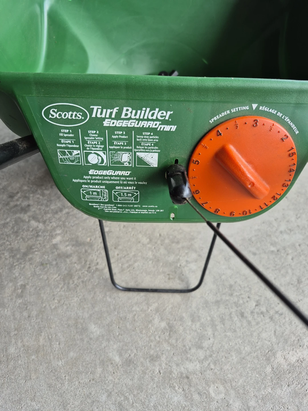 Scotts Turf Builder EDGEGUARD Mini Spreader - photo 2