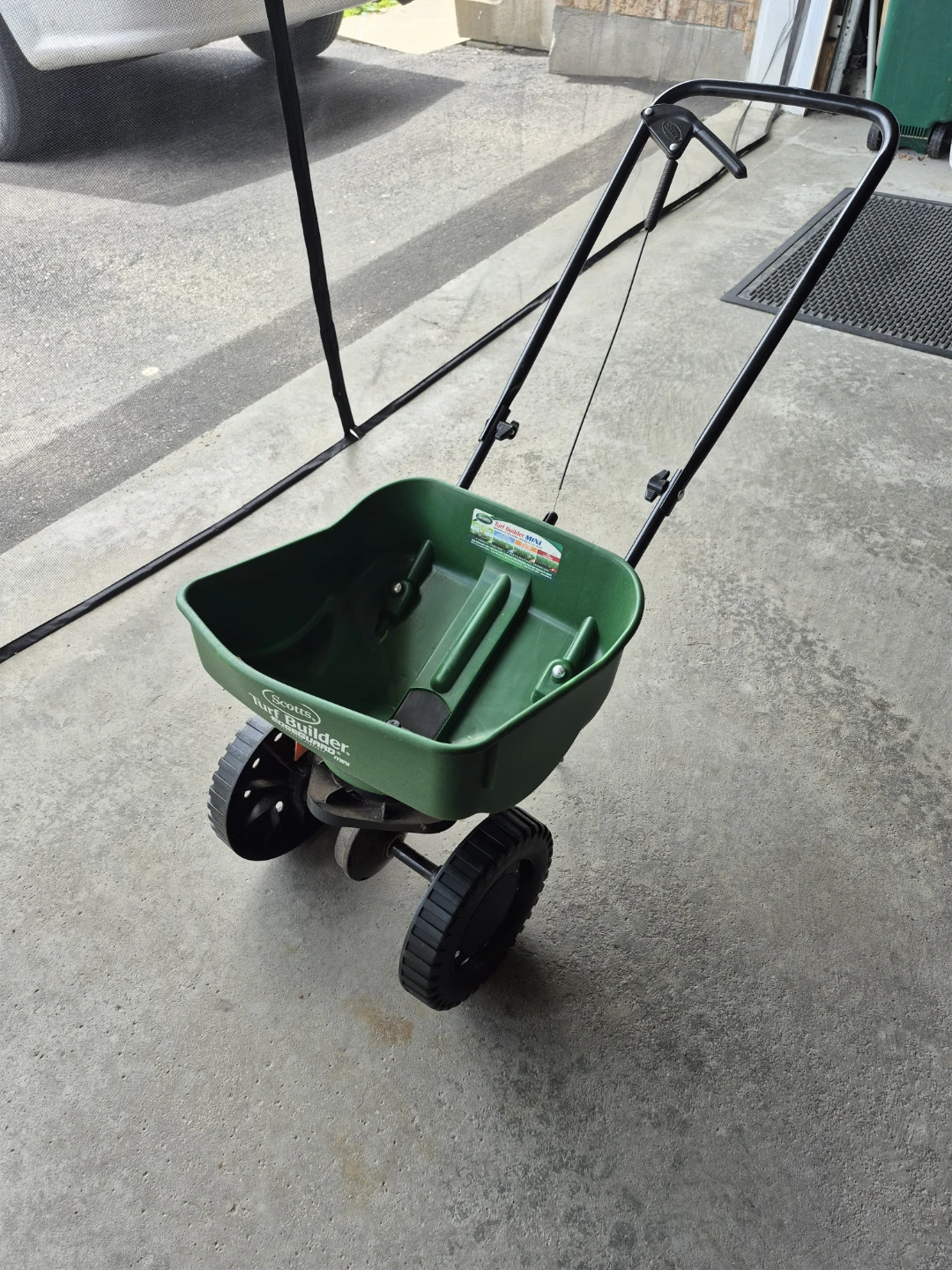 Scotts Turf Builder EDGEGUARD Mini Spreader - photo 3