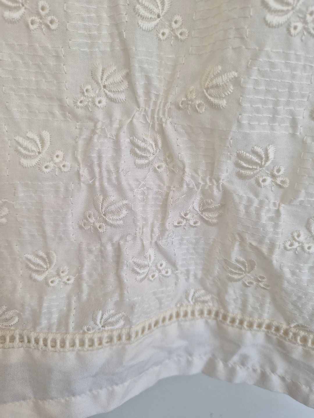 J. Pret White Embroidered Kurti and Pants - Pakistani Set - photo 5