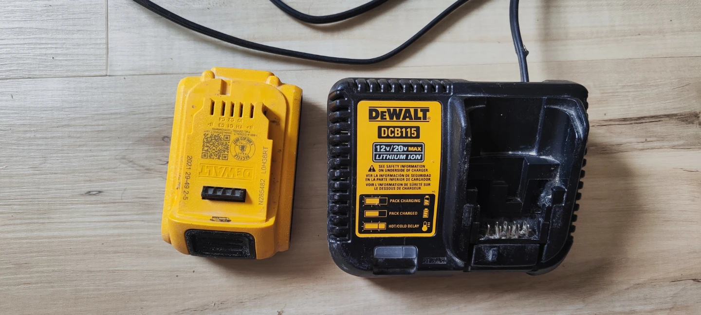 DEWALT 20V MAX 2.0Ah Battery + DCB115 Charger – Fully Working