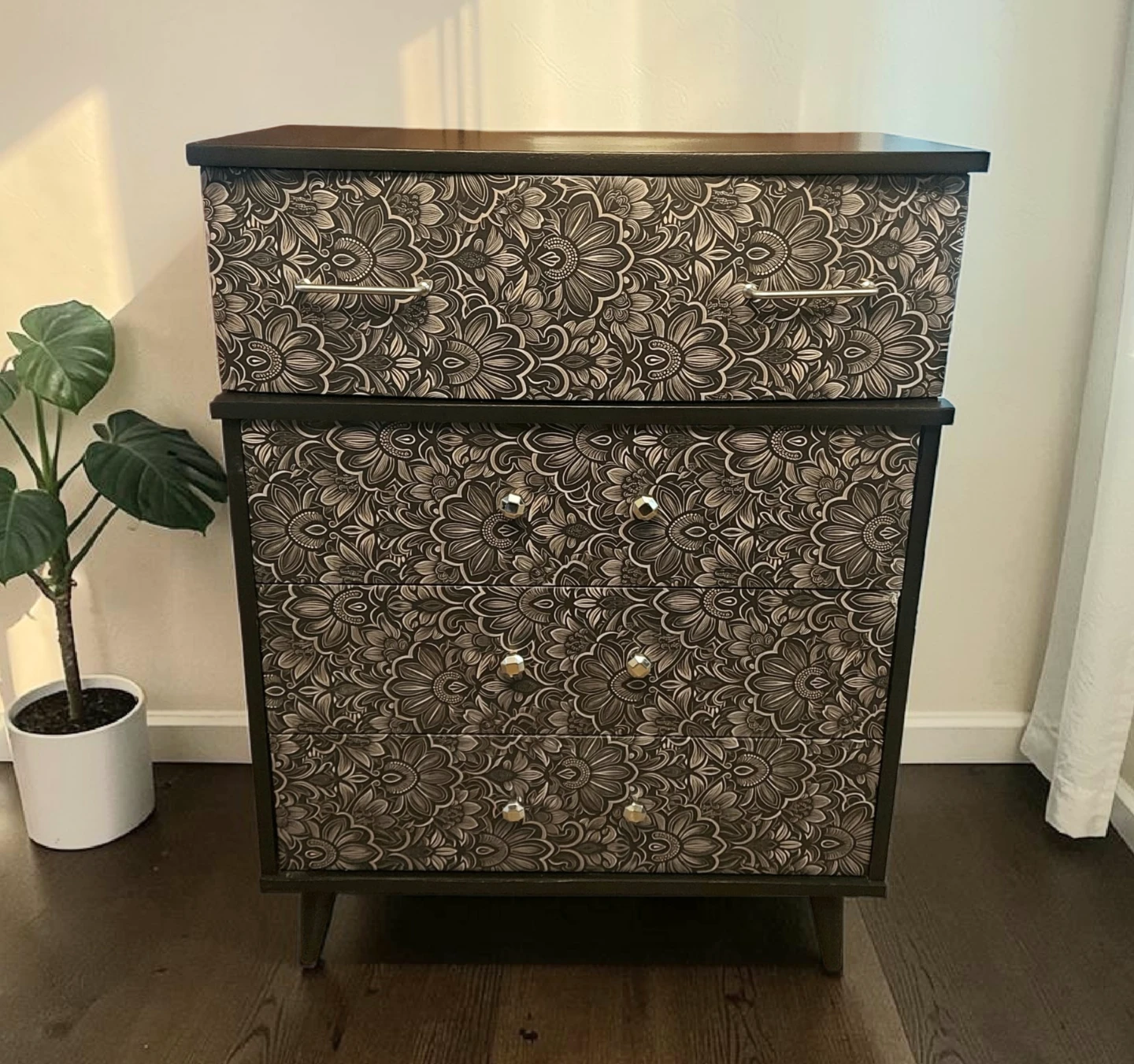 LIKE BRAND NEW - Mid Century Black 4 Drawer Dresser