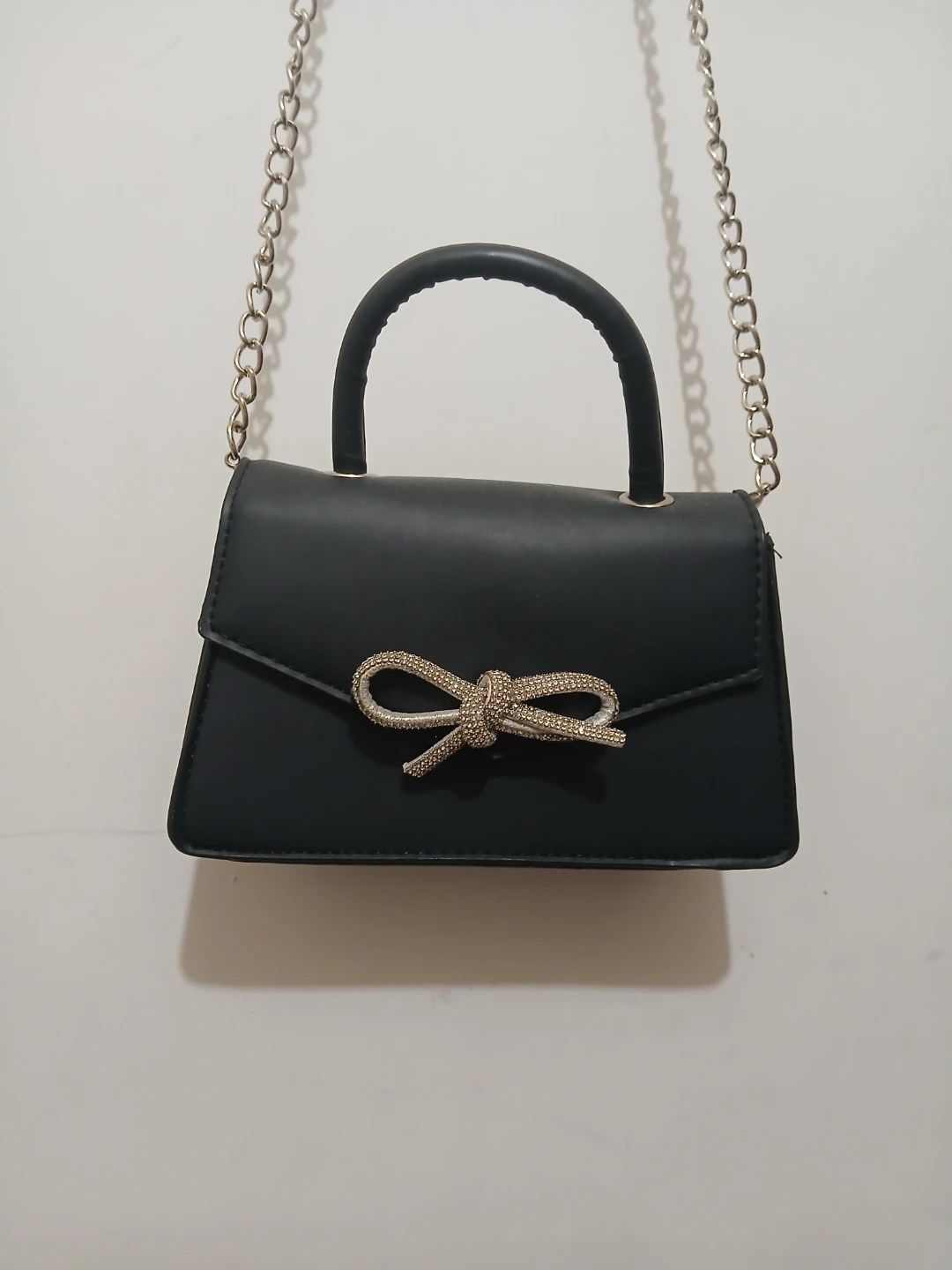 Black handbag with chain strap and bow detail - photo 2