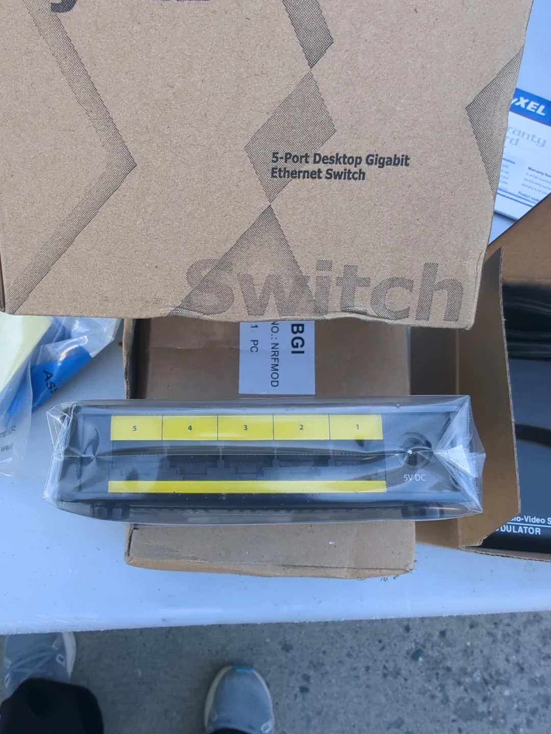 ZyXEL 5-Port Desktop Gigabit Ethernet Switch - photo 2