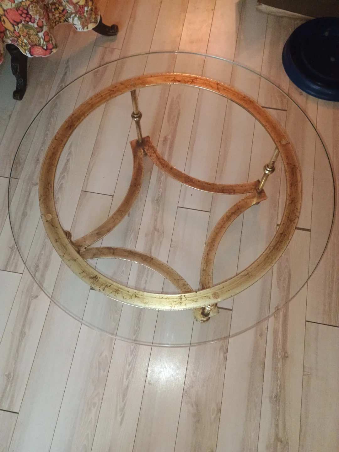 Round glass and gold-toned metal coffee table - photo 3