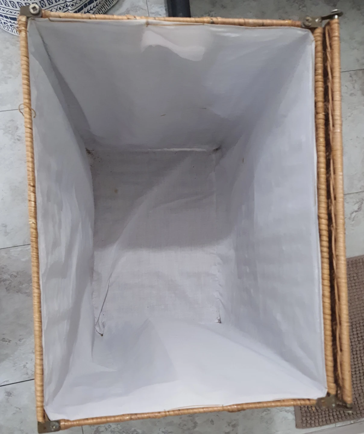 Wicker Laundry Basket with Lid and linen lining - photo 2