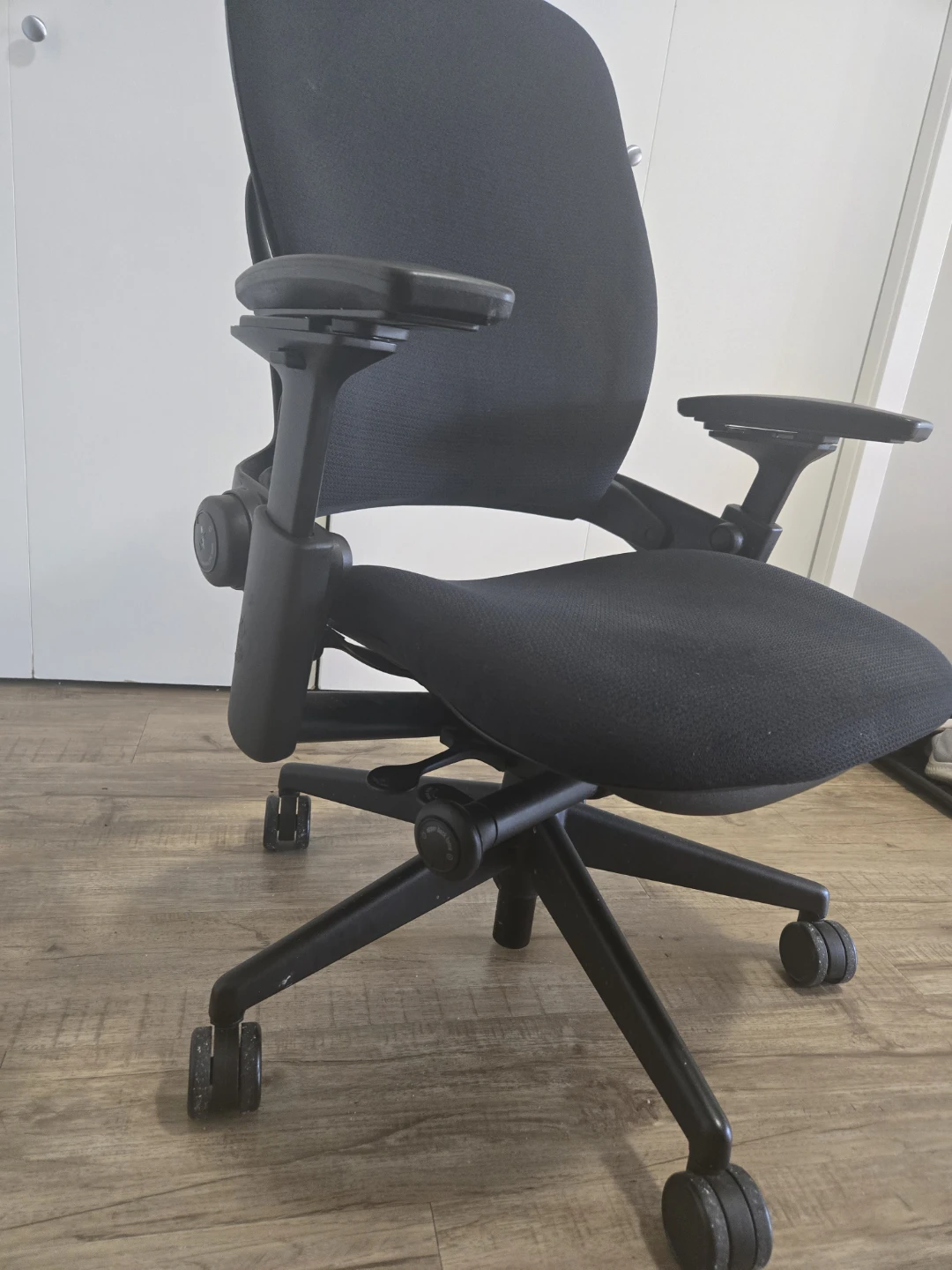 Adjustable Ergonomic Premium Chairs - photo 2