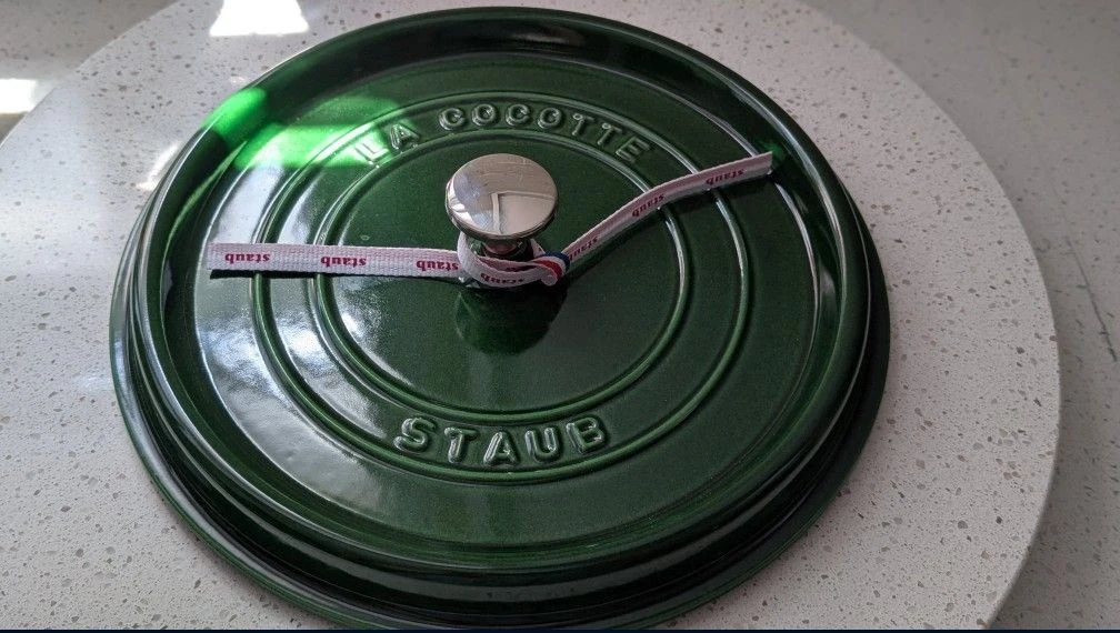 NIB Staub 5.5-Qt Cocotte / Dutch Oven - BASIL (Majolique Finish) - photo 2
