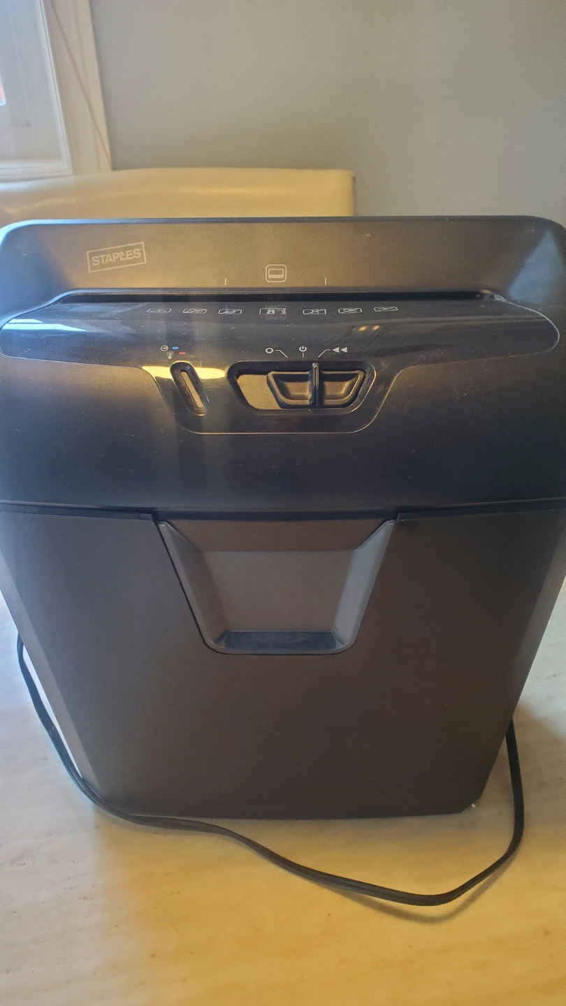 Staples Paper Shredder - photo 2