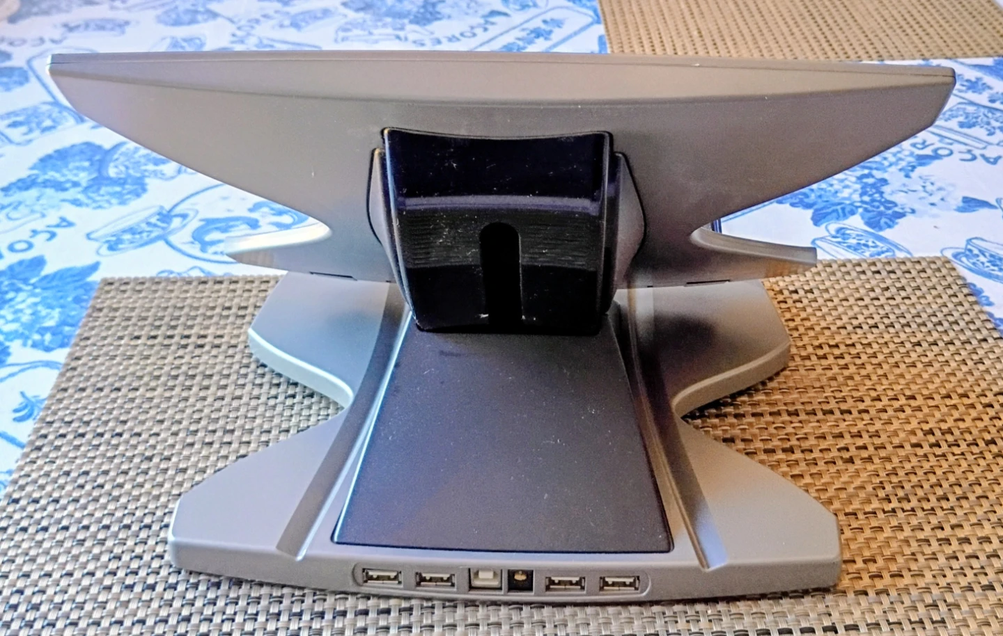 APC Laptop Stand with USB Hub - photo 2