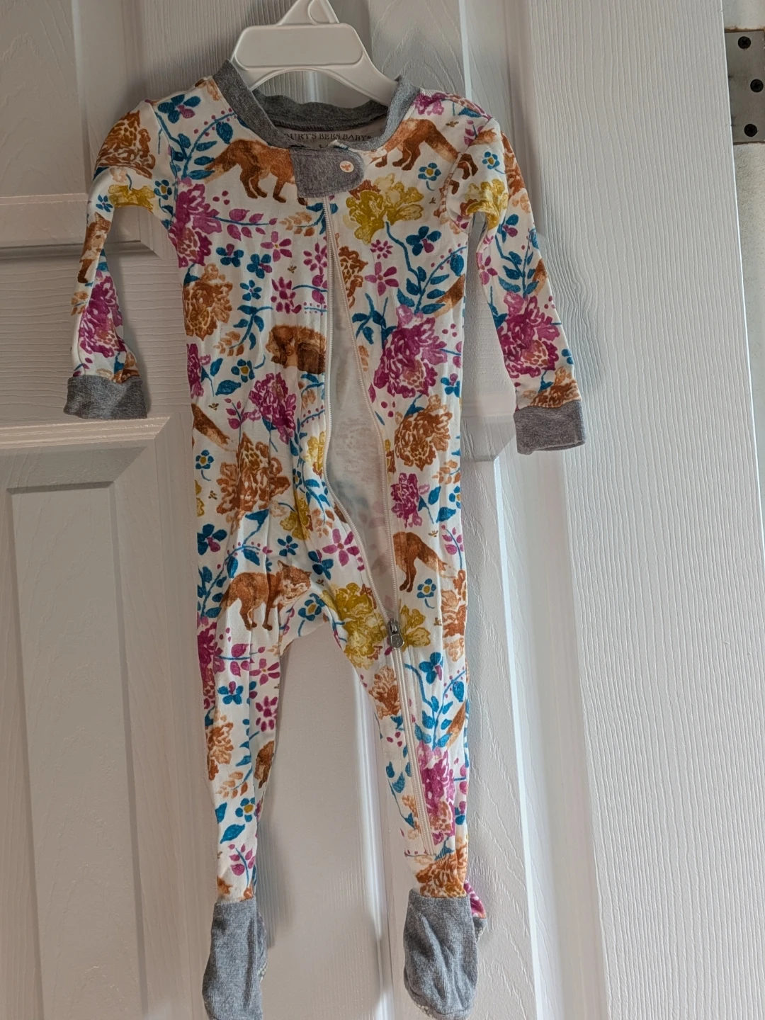 3 Baby Onesies 0-6M - photo 2