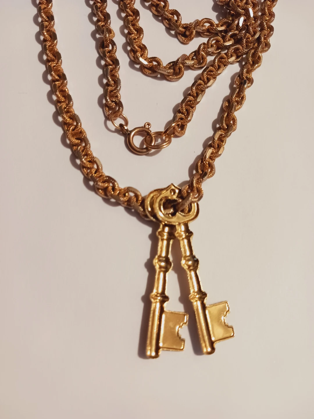 Cute Gold Tone Double Key Pendant Necklace - photo 2
