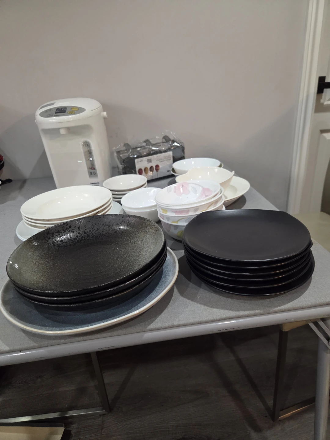 Kitchen appliances and eating dishes - photo 2