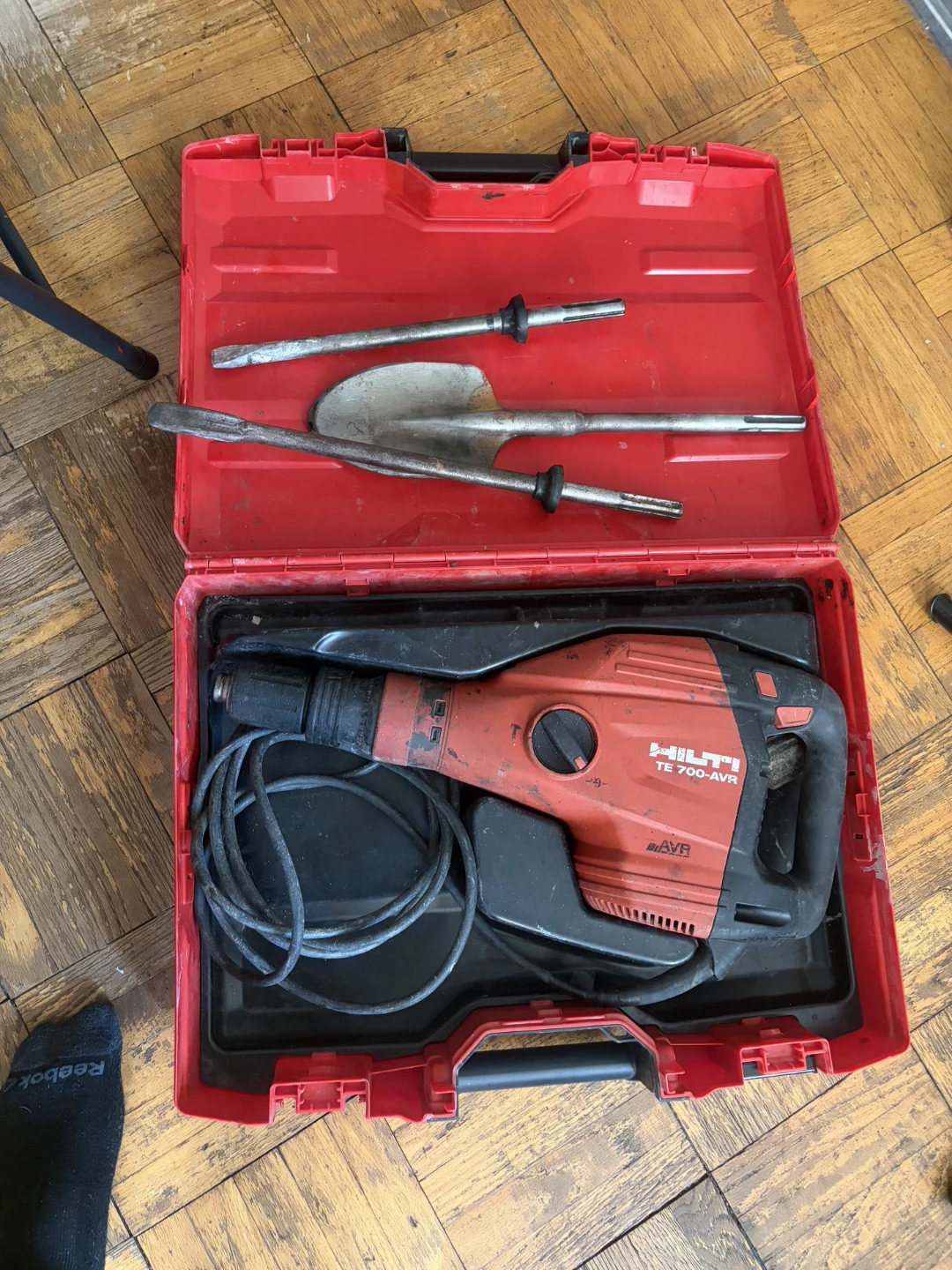 Hilti TE 700-AVR Demolition Hammer with Case and Chisels