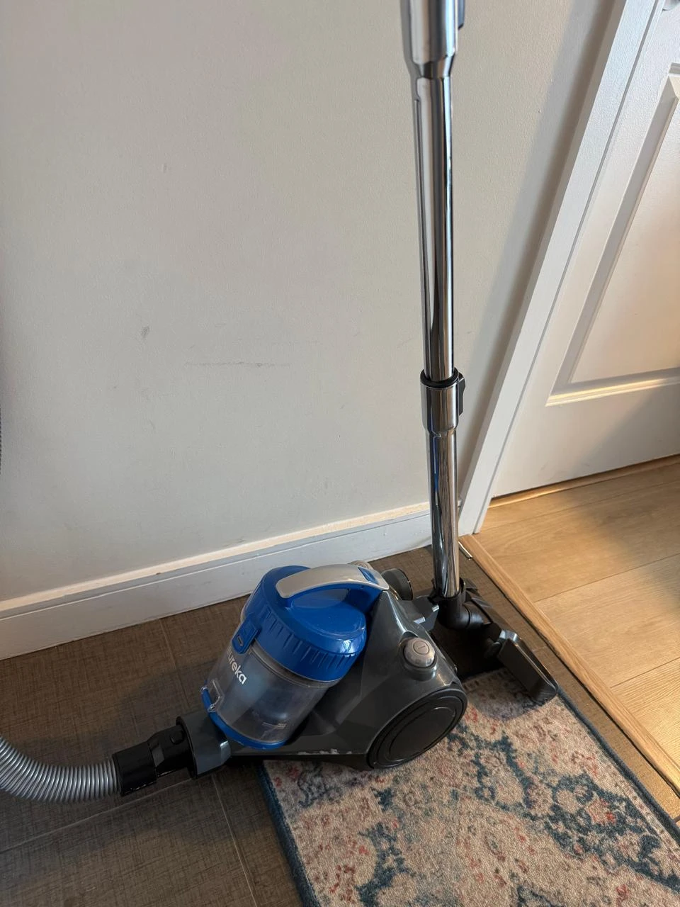 Eureka Vacuum Cleaner - photo 2