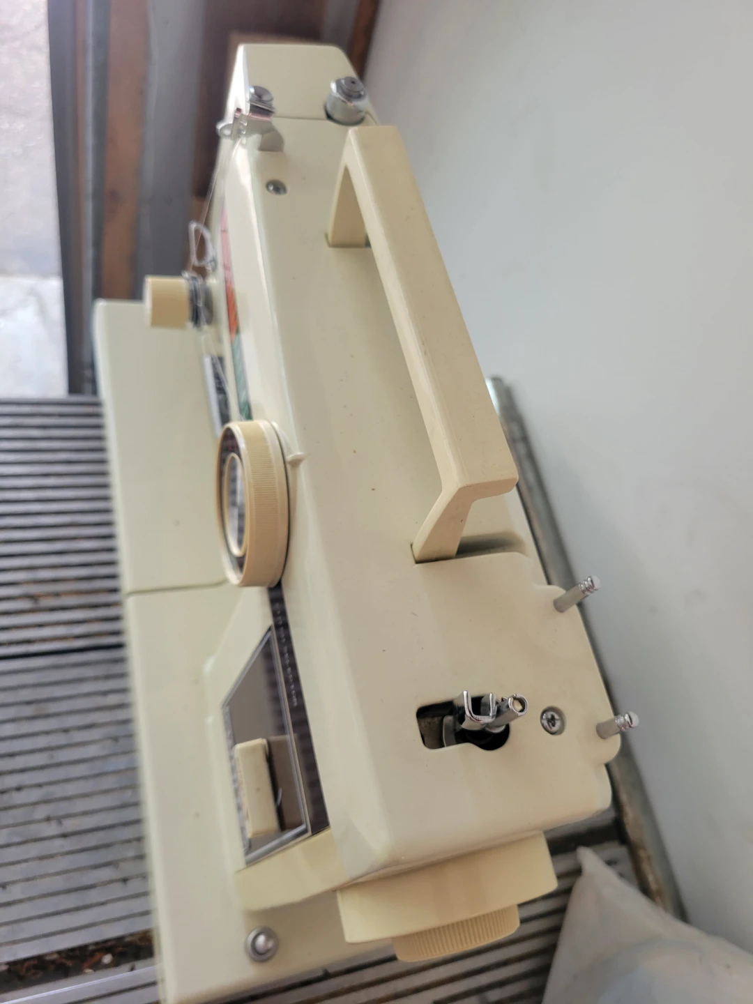 WHITE Sewing Machine - photo 2