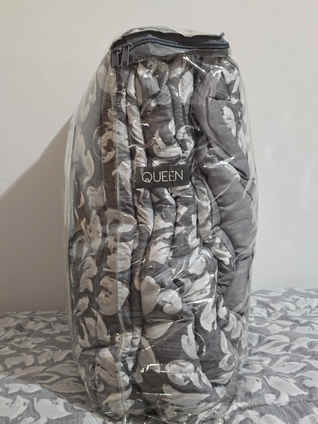 ​New 3-Piece Queen Comforter Set - Reversible Grey - photo 2