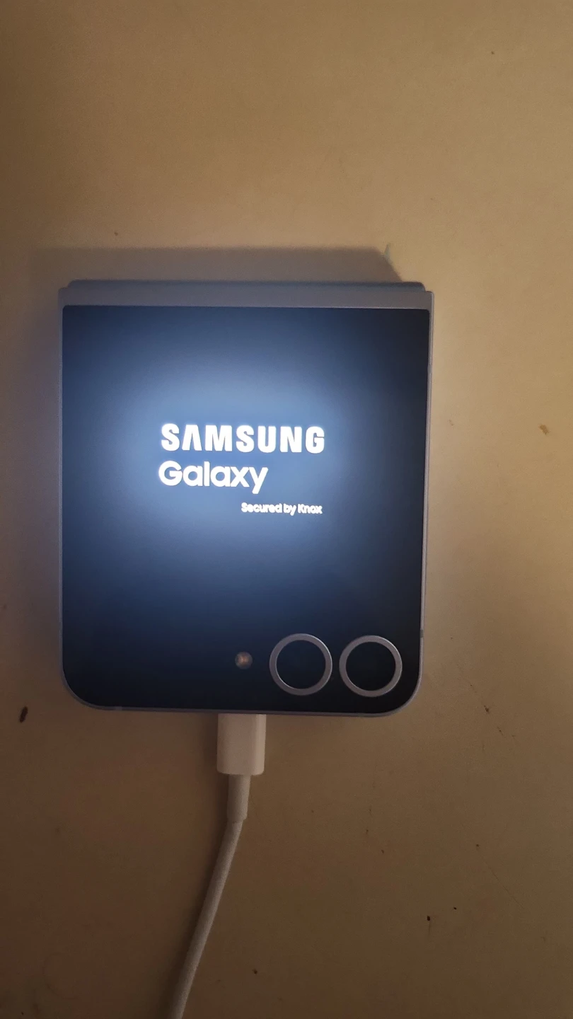 Samsung Galaxy Flip Phone - photo 3