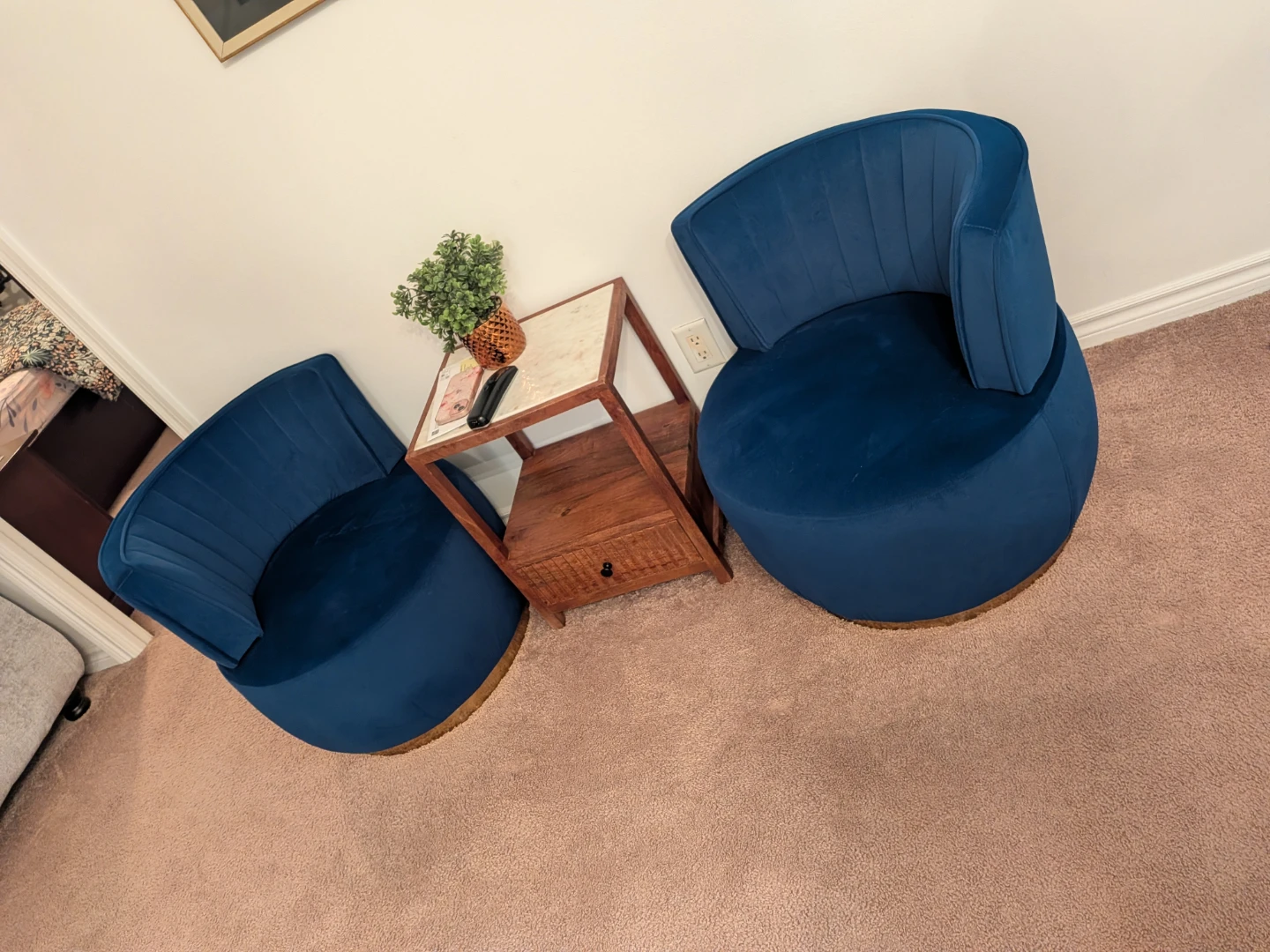 Gorgeous pair of blue barrel living room accent chairs ⚽
