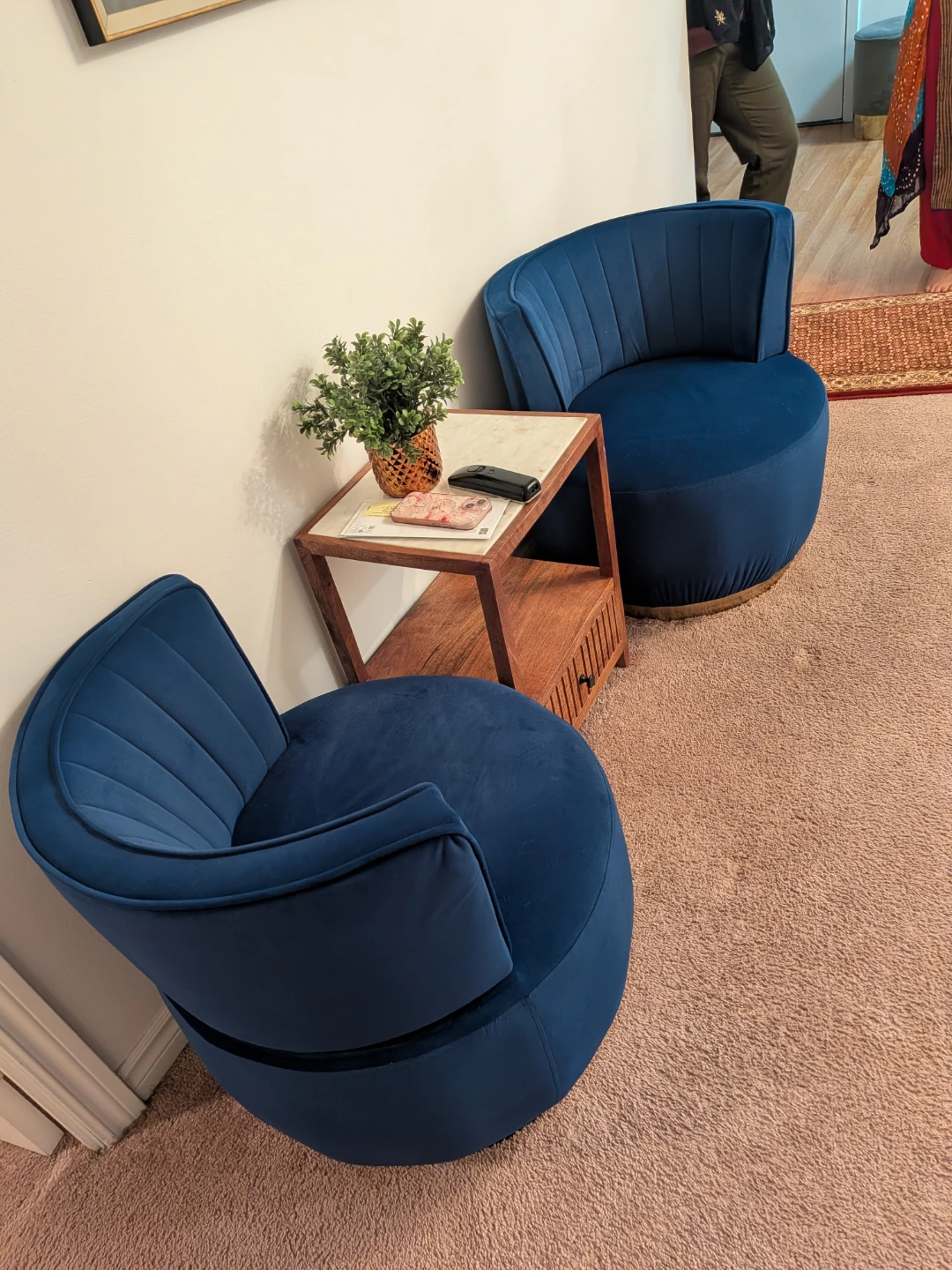 Gorgeous pair of blue barrel living room accent chairs ⚽ - photo 2