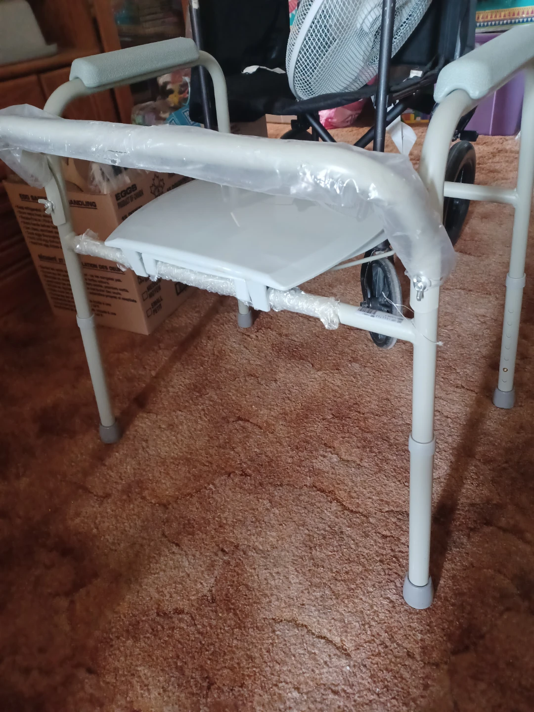 ADJUSTABLE COMMODE CHAIR