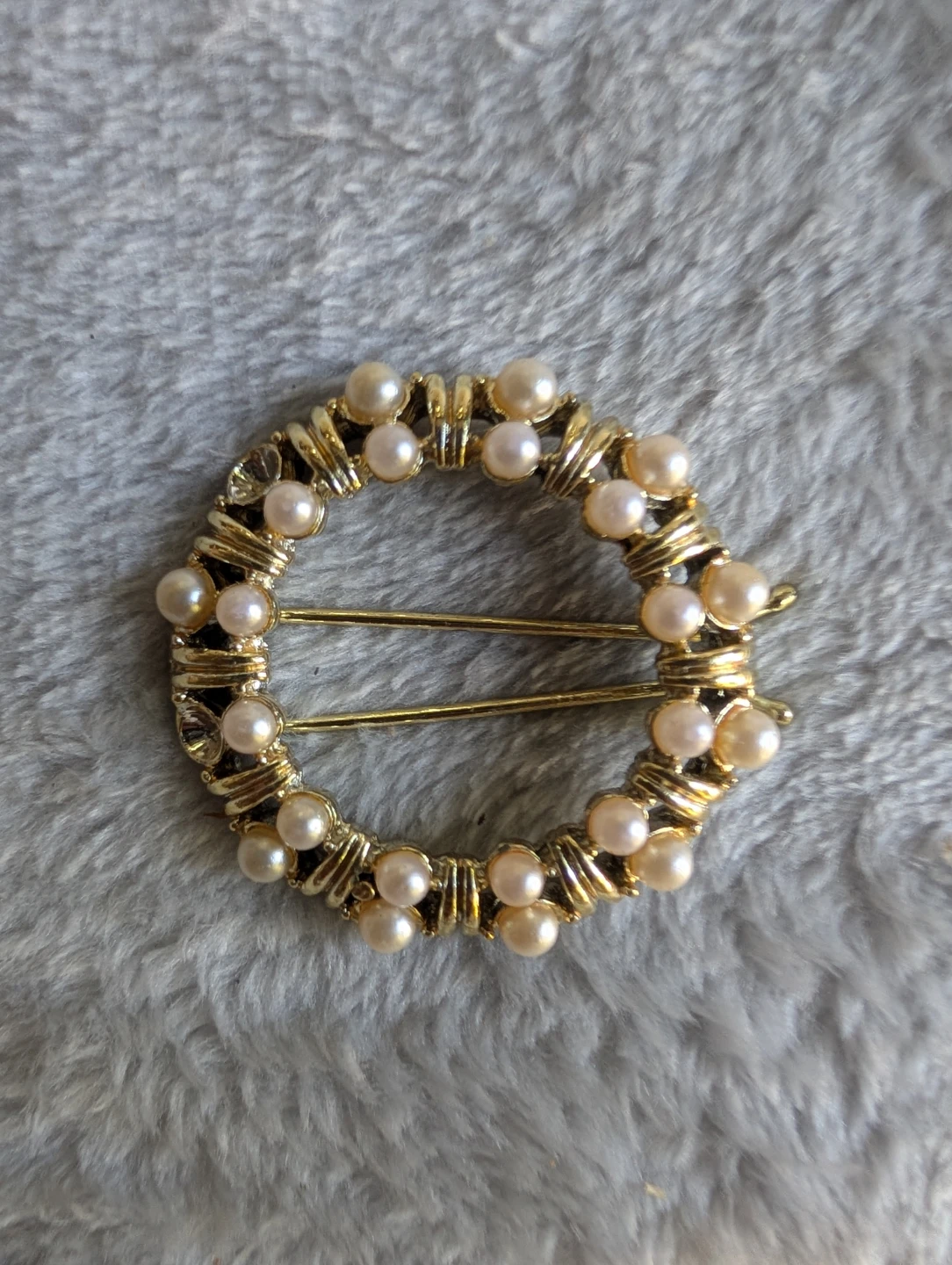 ⚽Gold Tone Wreath Brooch with Faux Pearls