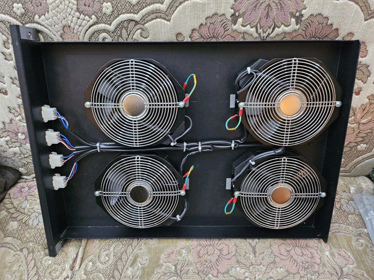 ⚽   4-Fan Server Rack Cooling Unit