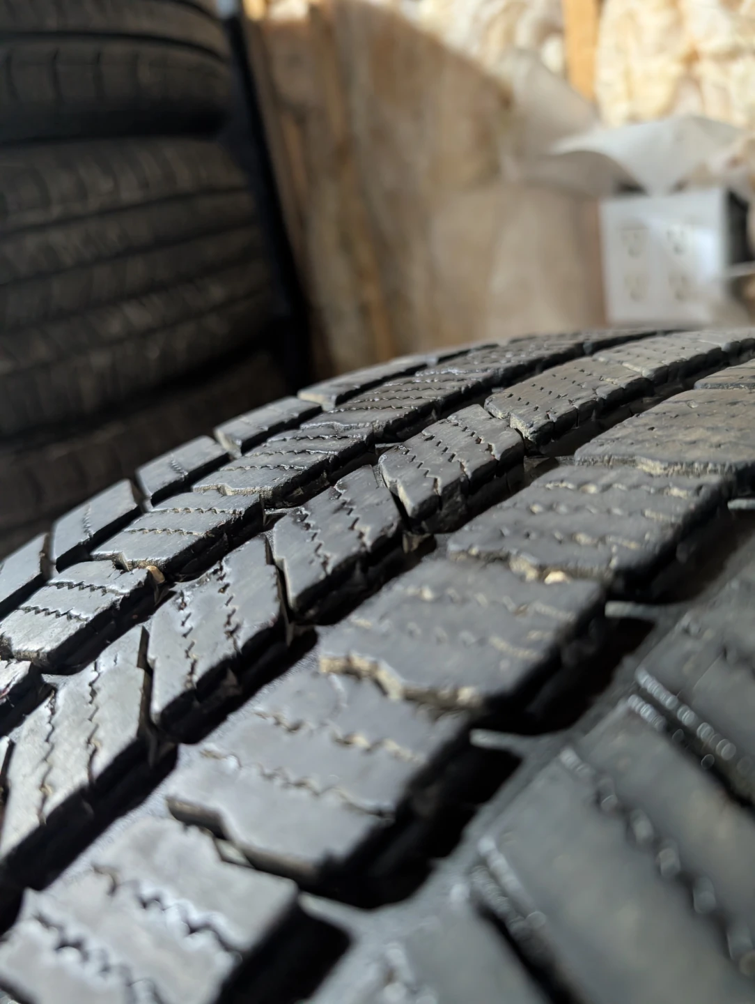 (4)-LT275/70R18 Michelin Defender LTX M/S  Load Range E