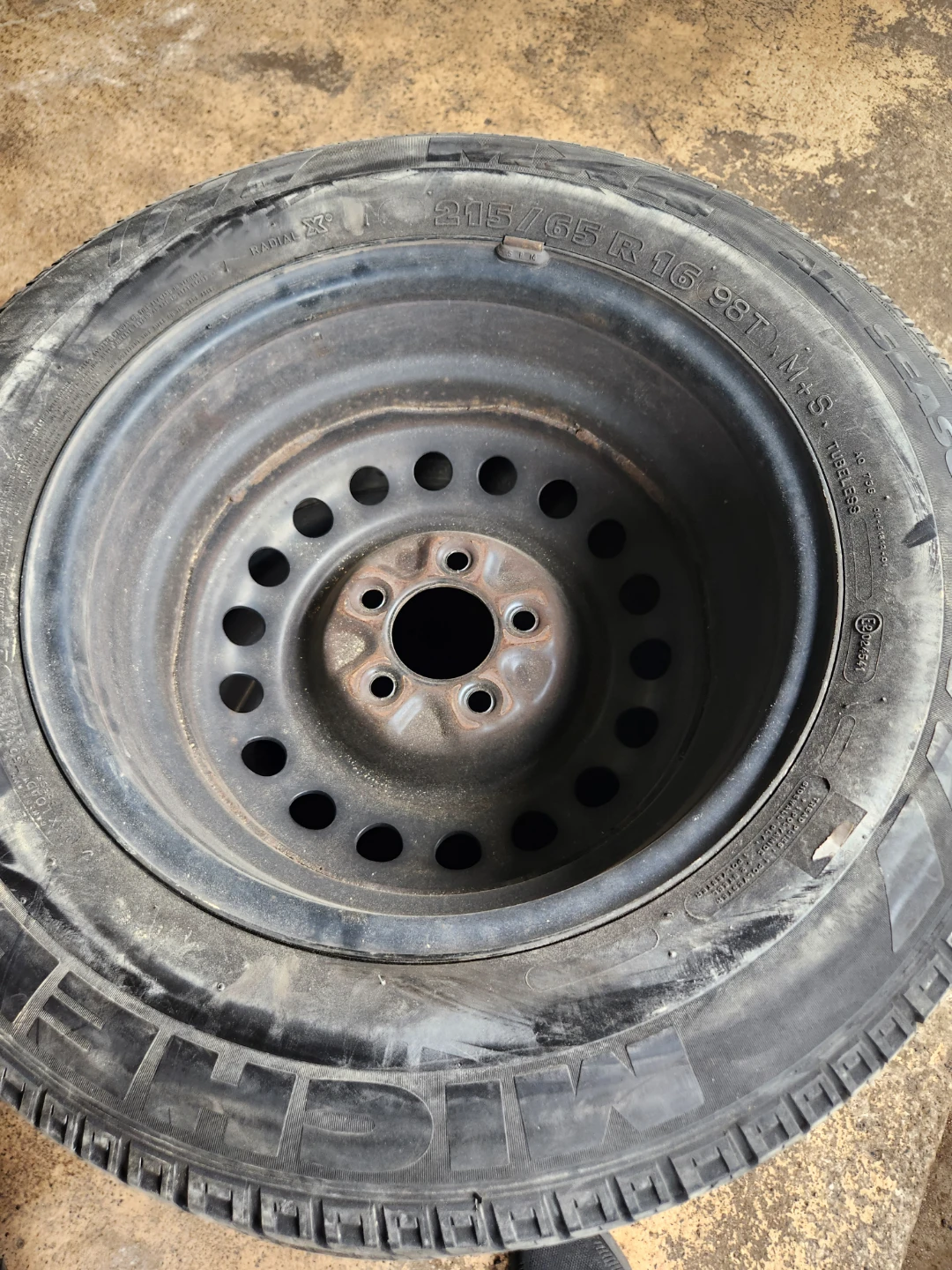 Michelin Tire with Rim - 215/65 R 16. 4 USED TIRES & RIMS - photo 4