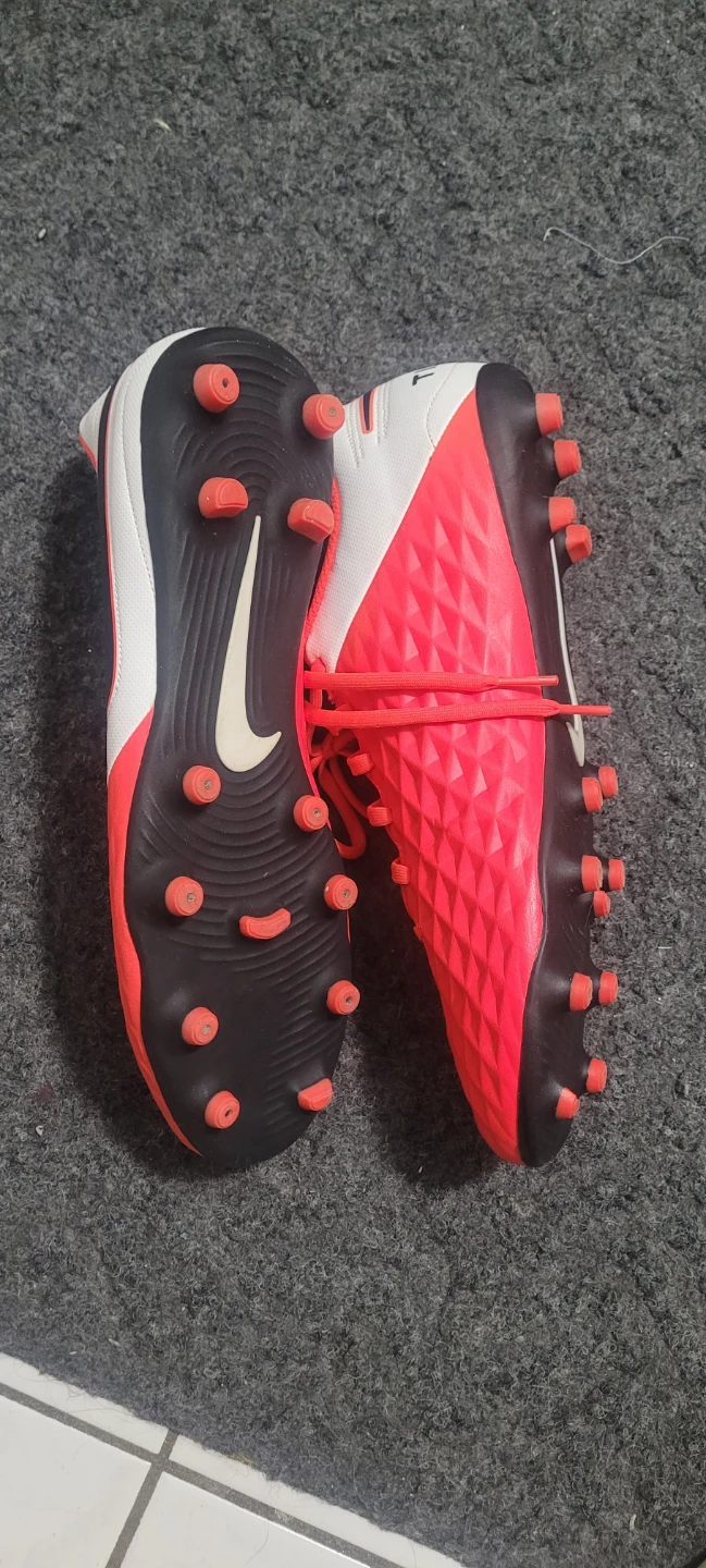Nike Soccer Cleats and Shin Guards - photo 2