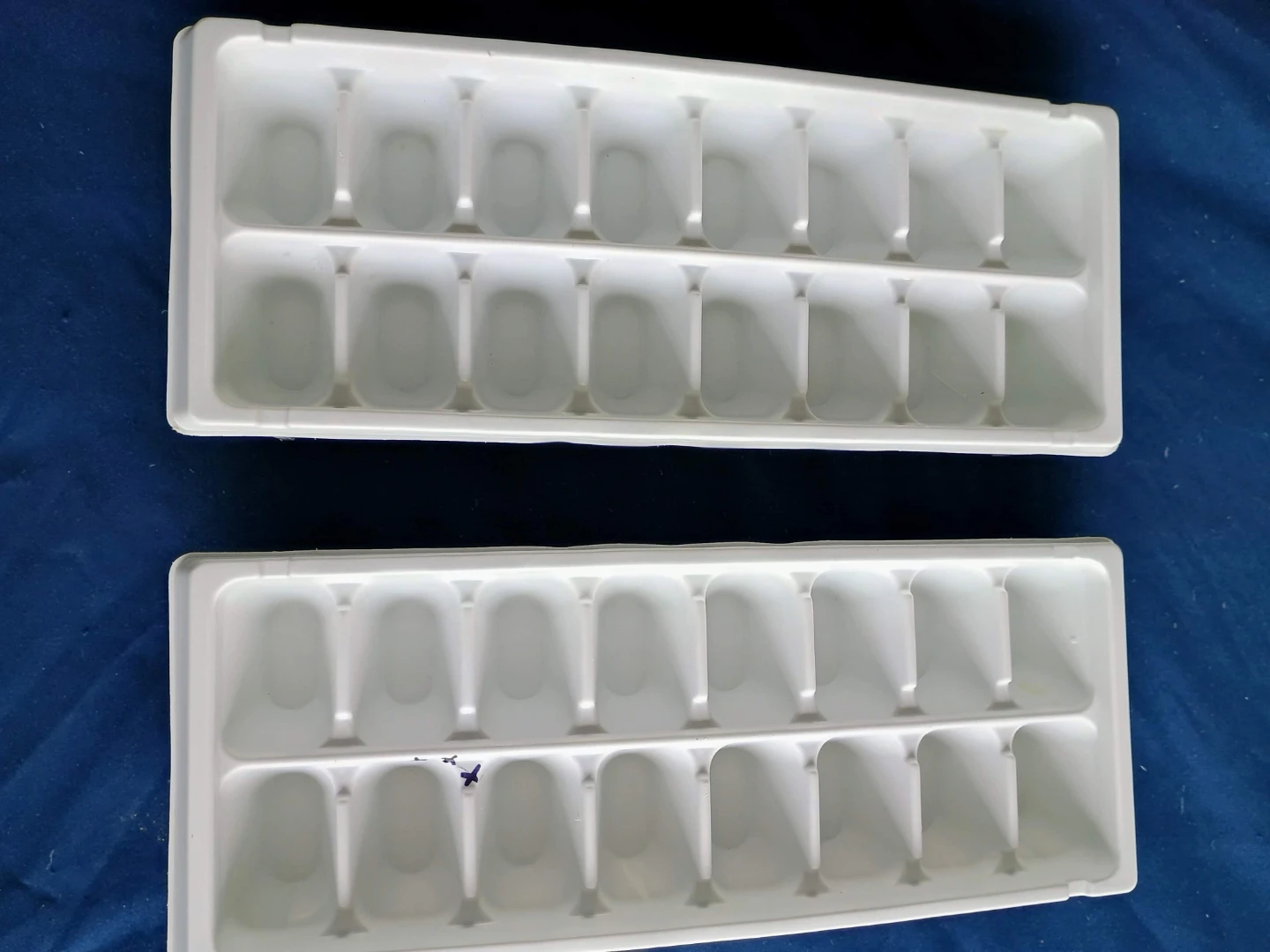 ⚽  Set of 2 White Ice Cube Trays