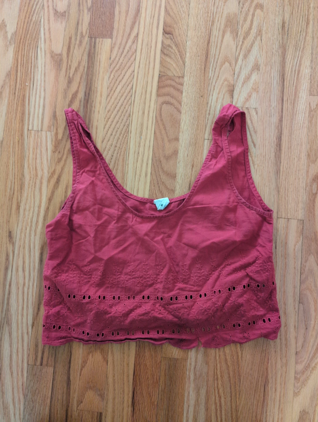 Red eyelet crop top ⚽