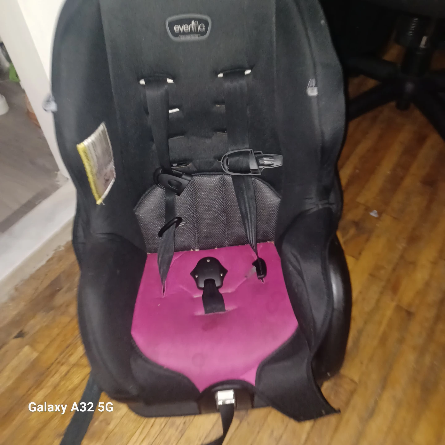 Evenflo Car Seat - Black and Pink - photo 2