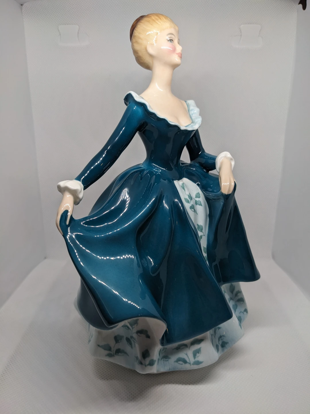 Royal Doulton "Janine" Vintage Figure - photo 2