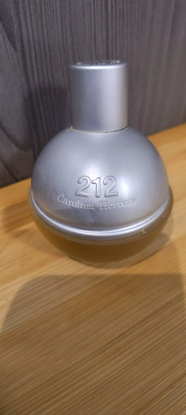 Carolina Herrera 212 Eau de Toilette Perfume - photo 4