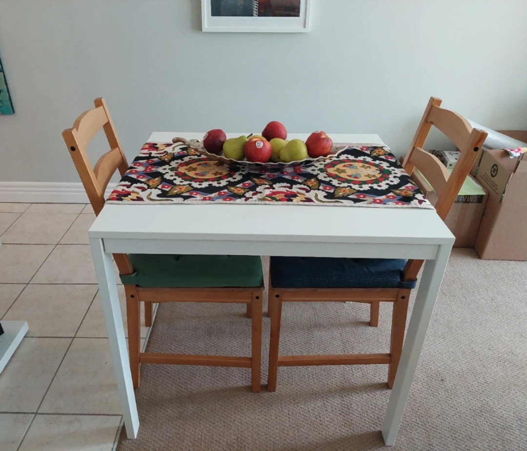 Dining table & 4 Pine Chairs