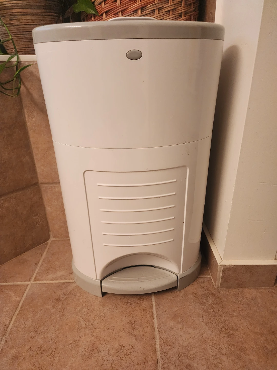 Kids diaper pail/bin