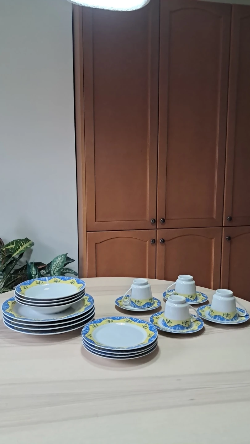 Dinnerware Set - 4 Cups, 4 Saucers, 4 Plates, 4 Bowls