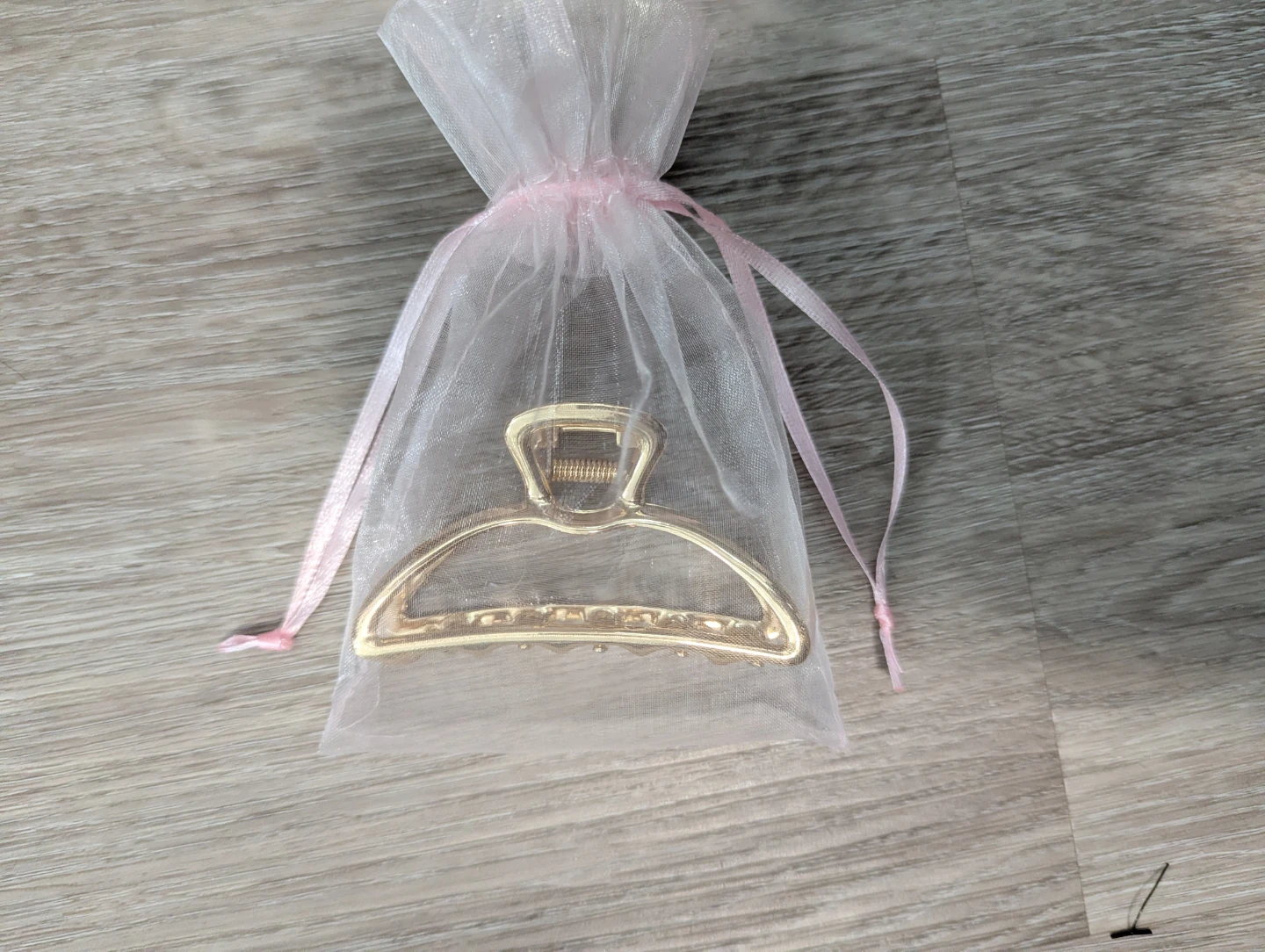 ⚽ Gold Half Circle Claw Clip