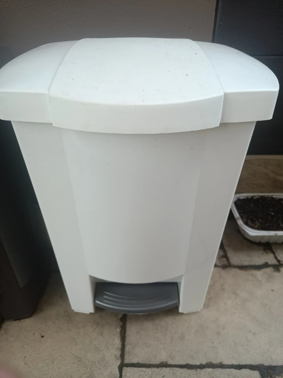 Pedal trash bin