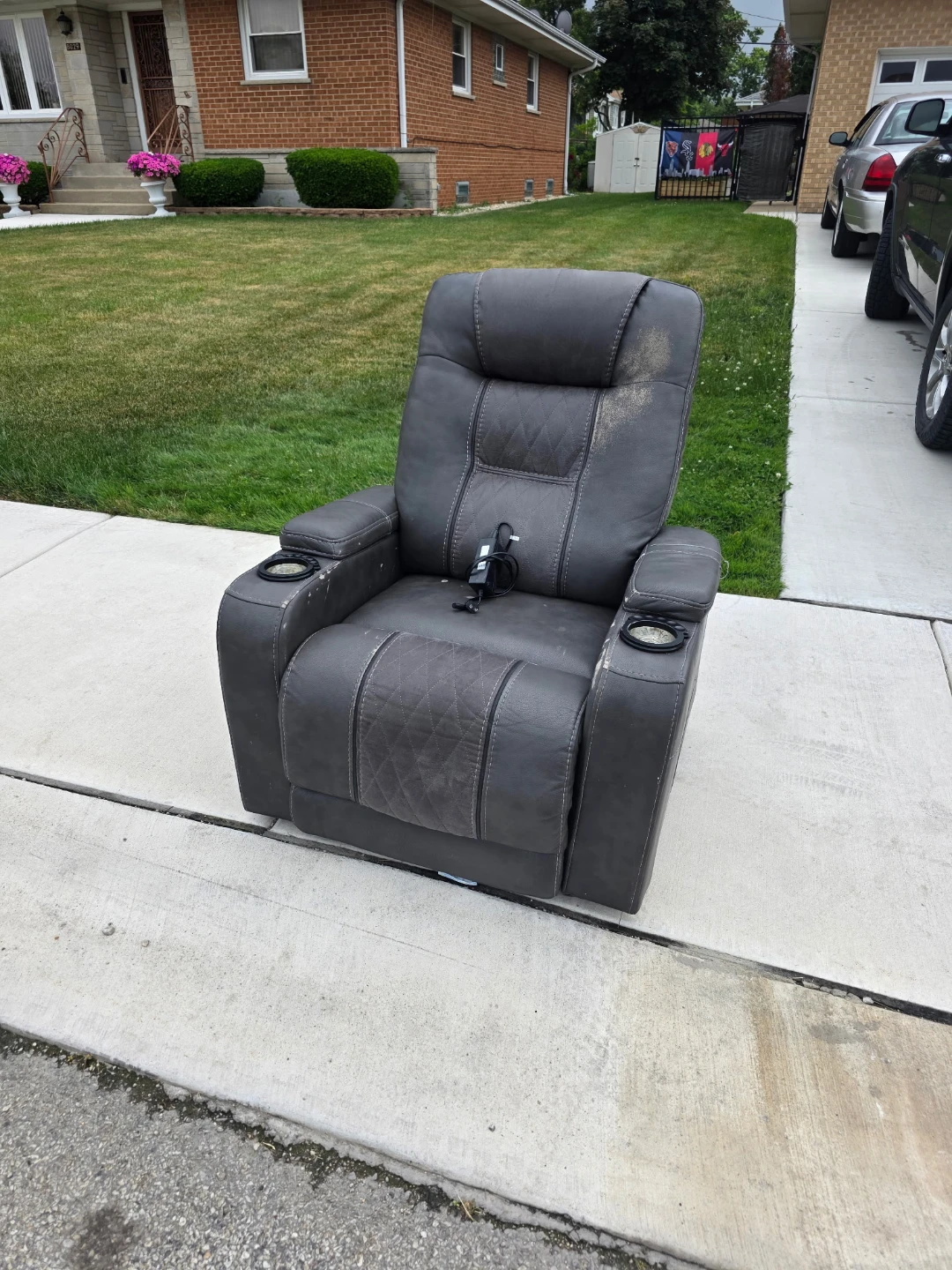 Curb Alert! Free electric recliner-works