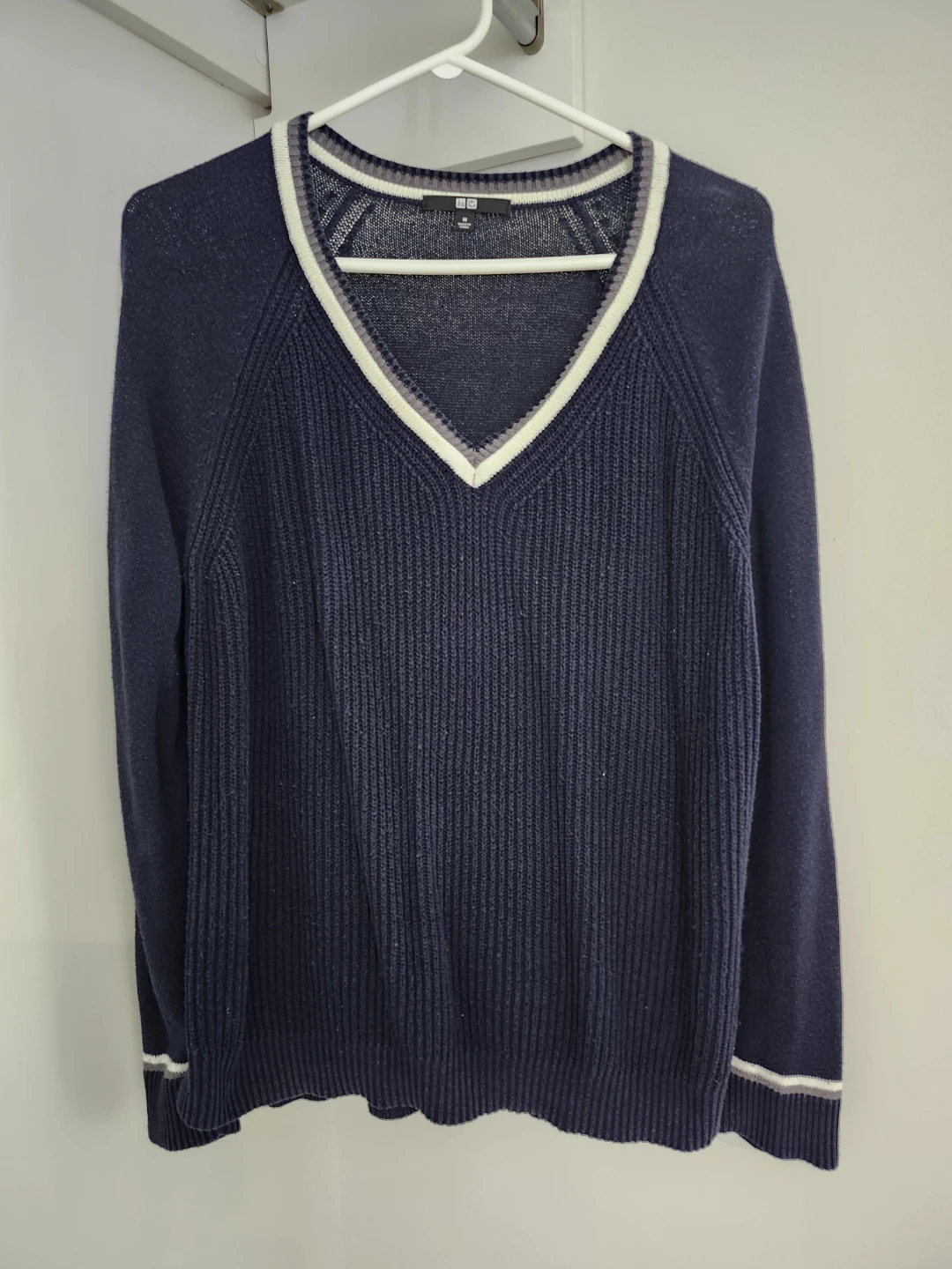 UNIQLO Oversize V-Neck Sweater - Women's Medium - photo 2
