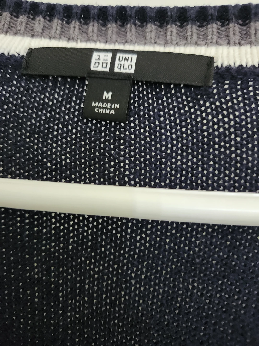 UNIQLO Oversize V-Neck Sweater - Women's Medium - photo 3