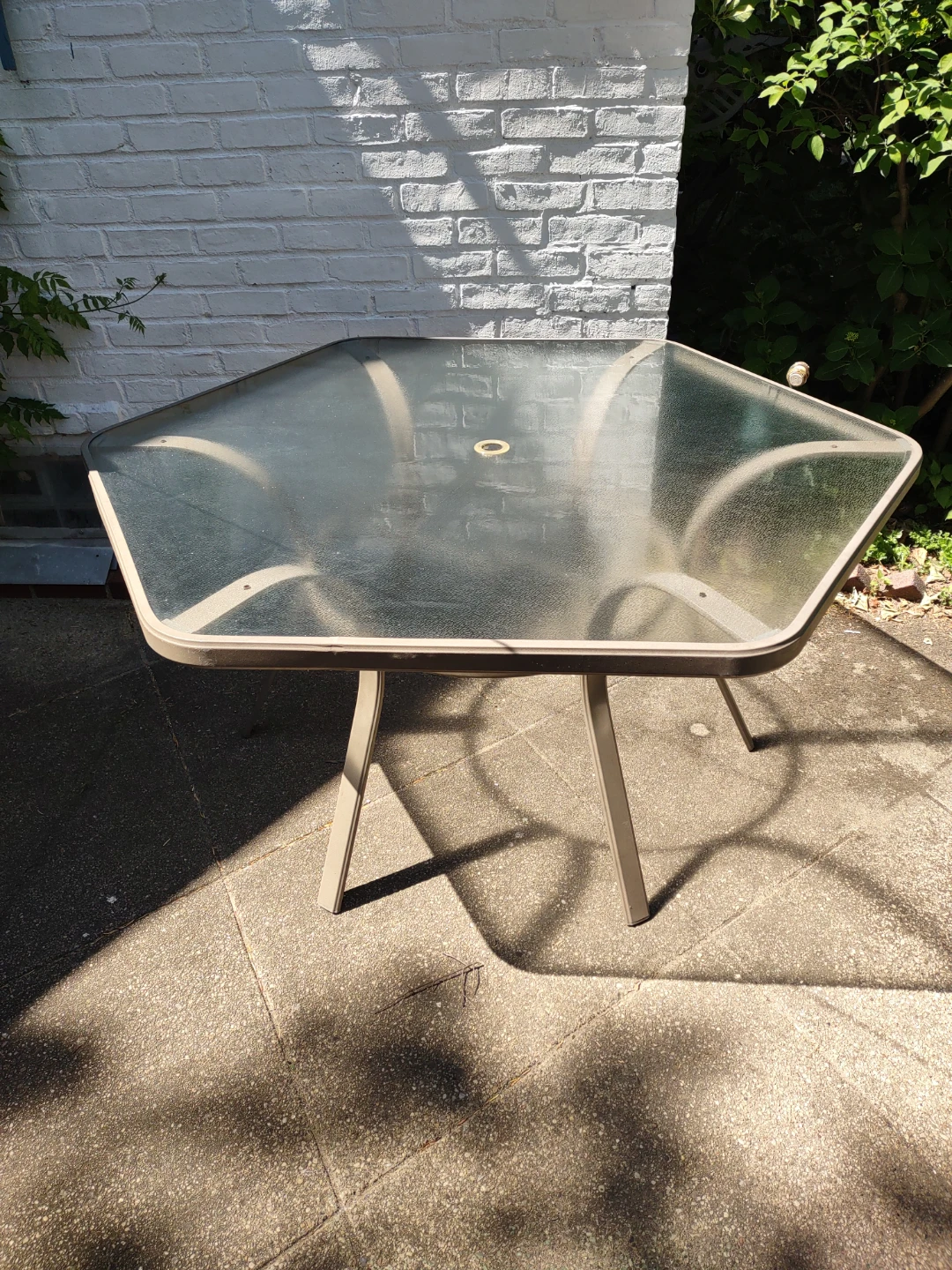 Outdoor/Patio table w/umbrella