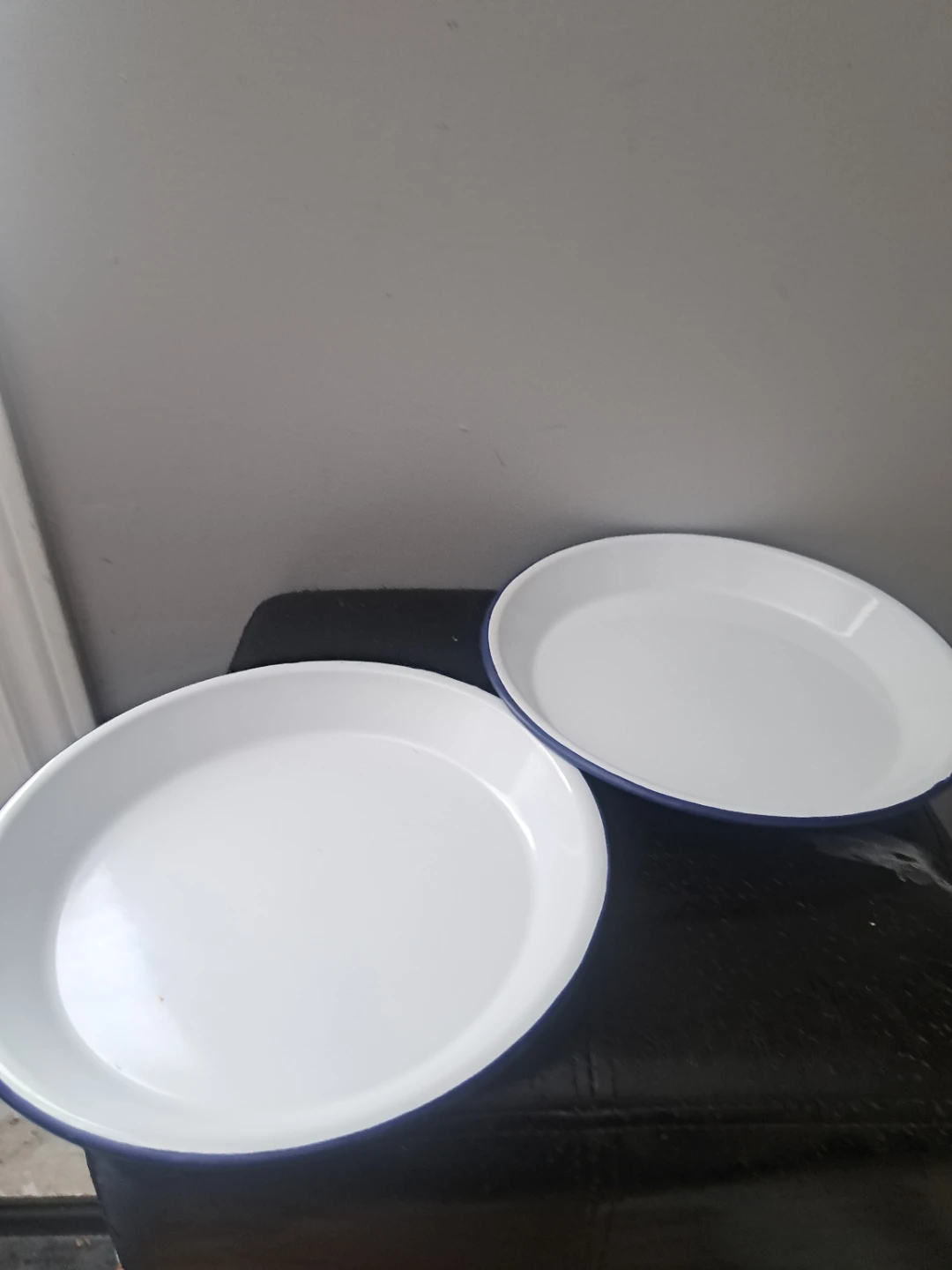 Set of 2 White Oval Metal Plates