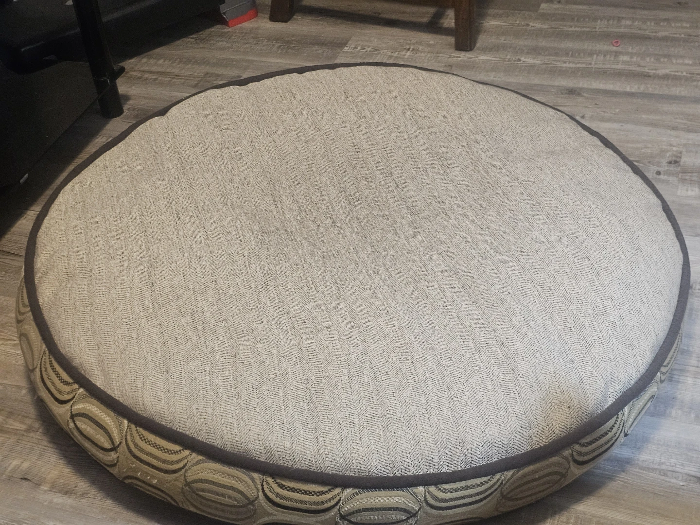 Big dog bed with 2 bags dog food 2kg take all