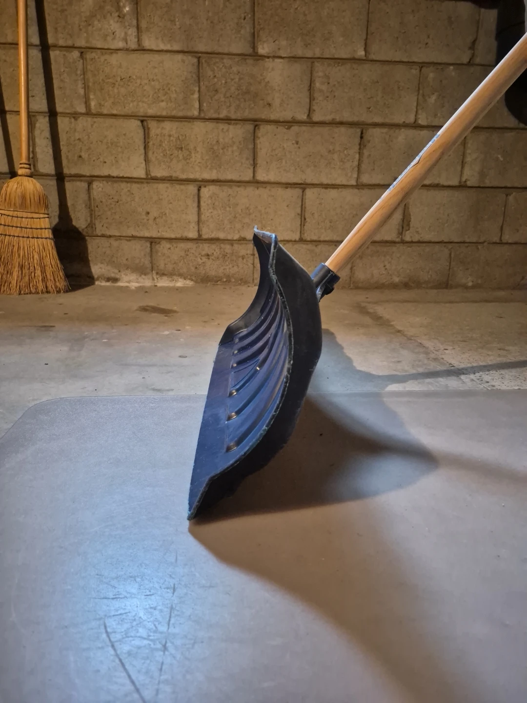 Rake, Snow Shovel, Straw Broom - photo 4